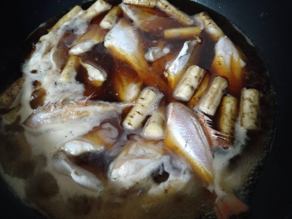 煮汁が沸騰したら魚を入れる
