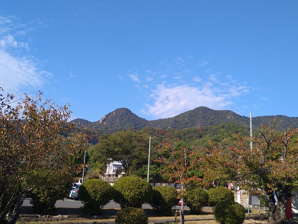 校内から見る古鷹山