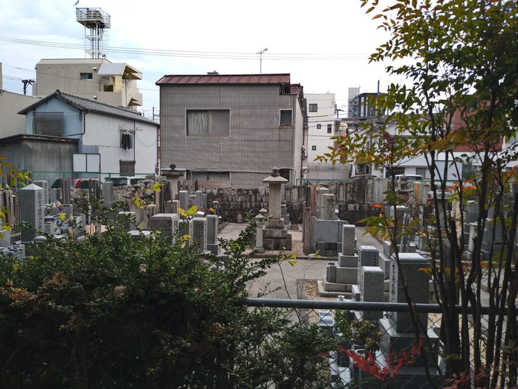 碇神社から見た墓地