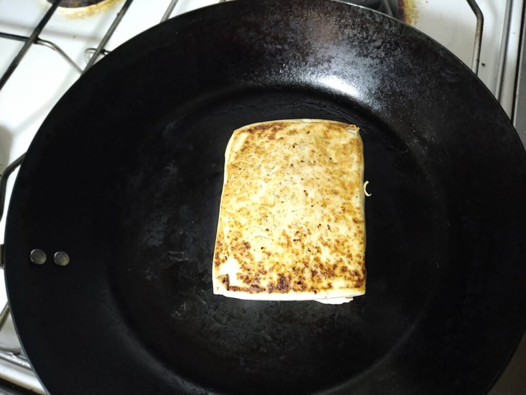 鉄フライパンで焼き豆腐を作った