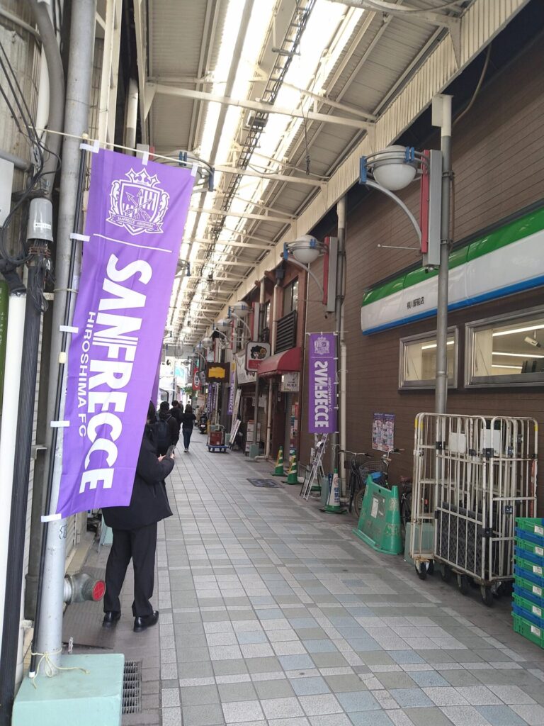横川駅前の商店街