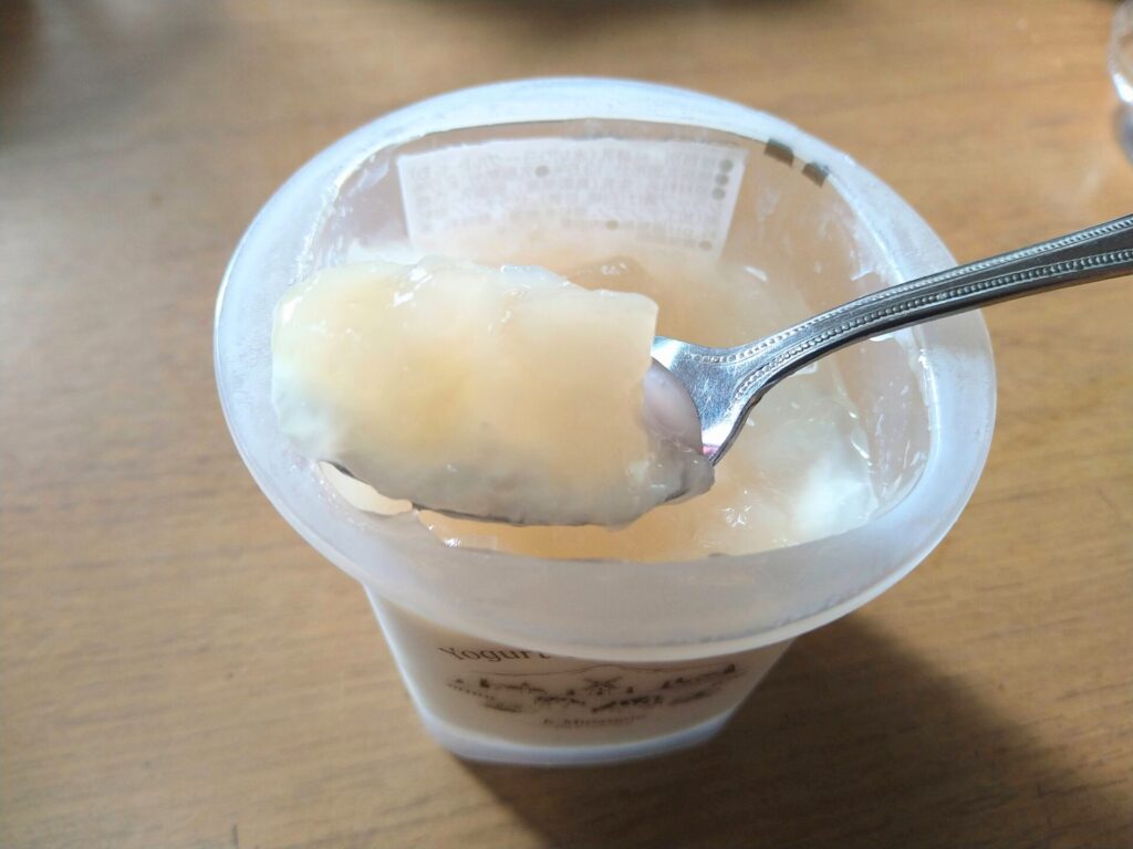 スプーンですくった桃のコンフィチュール